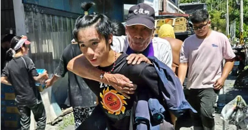 留光復救災！高中生背行動不便老人　網讚：最勇敢勇士