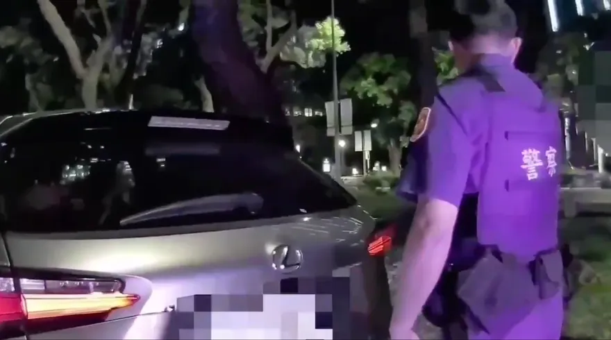 影/驚險一刻！北市母子困巔峰車潮　4警徒手猛推1.5噸車救命