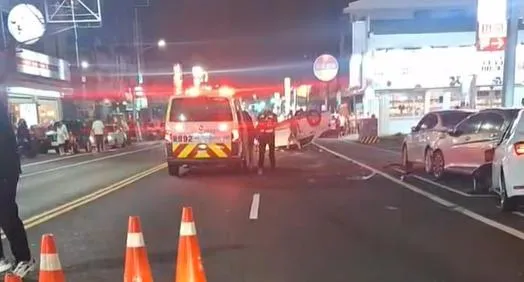台南新營轎車翻覆四輪朝天　25歲駕駛送醫幸輕傷