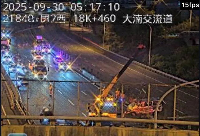 影/慘！國2追撞「1翻覆1車頭全毀」塞到剩路肩