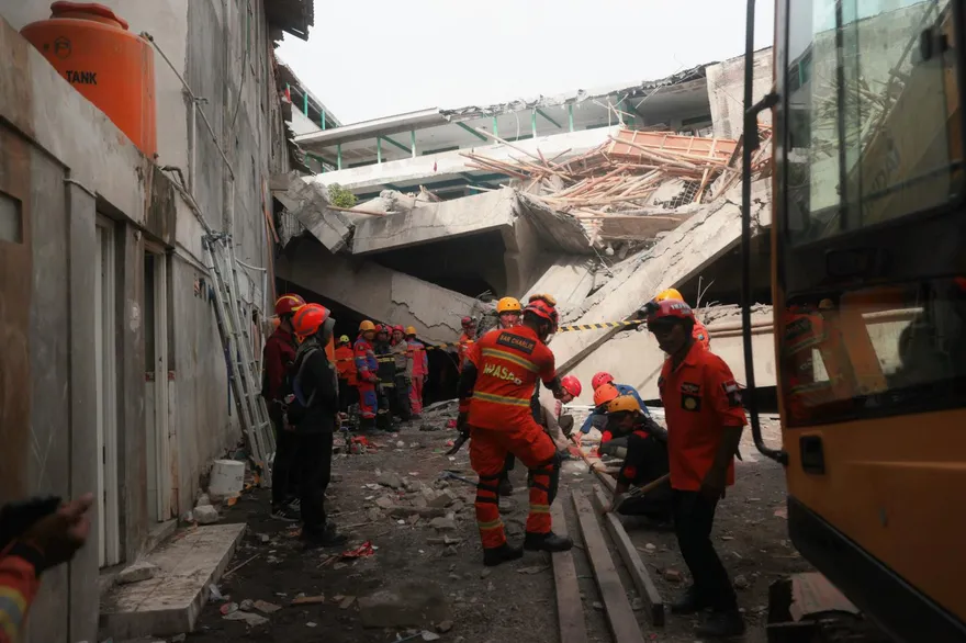 印尼學校驚傳建築物倒塌！13歲少年不幸罹難...65人仍受困