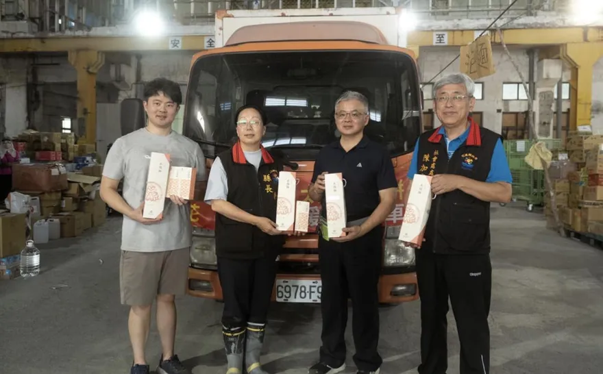 台中業者1日產線捐1.5萬個太陽餅　漏夜親送抵花蓮