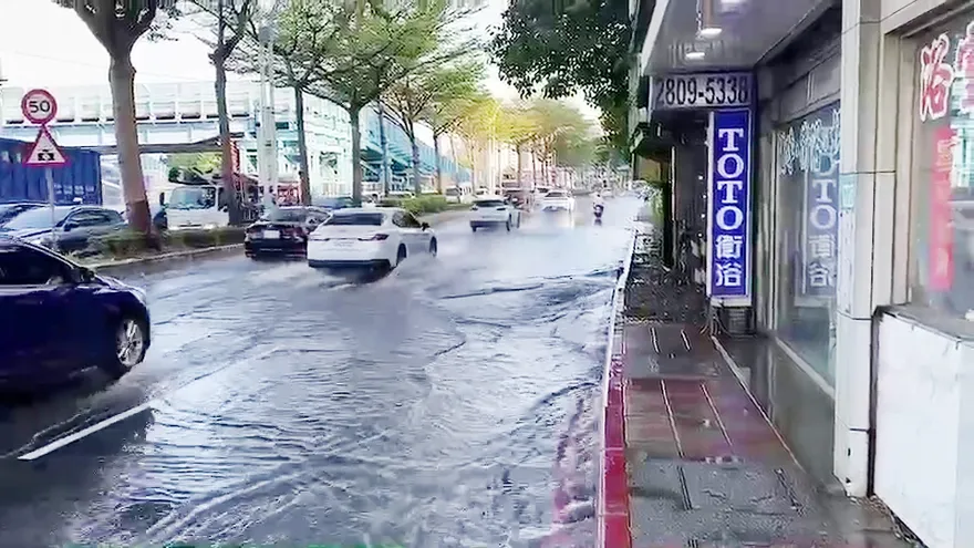 影/淡水街道驚變「淡水河」！管線破裂釀災、影響戶數暫不明