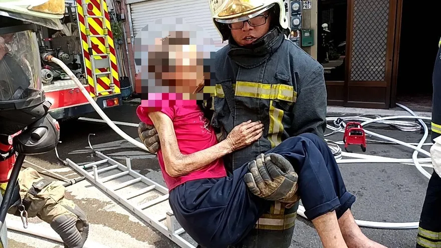湖口住宅火警！疑廚房煮食起火　勇消驚險抱出86歲嬤