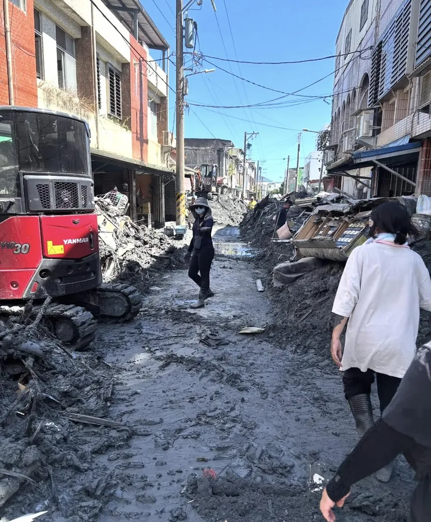 鏟子超人小心！醫警告：塵土環境不戴口罩恐傷肺致癌