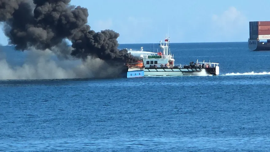 影/基隆外海火燒船！消防船、海巡出動打火　7人獲救