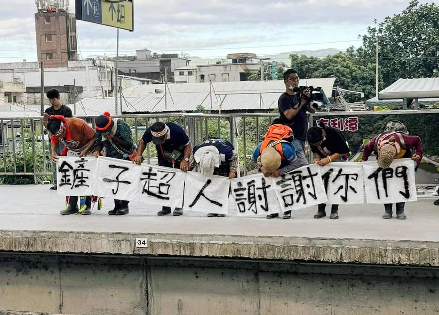 花蓮光復災民月台舉布條鞠躬　鏟子超人感動落淚