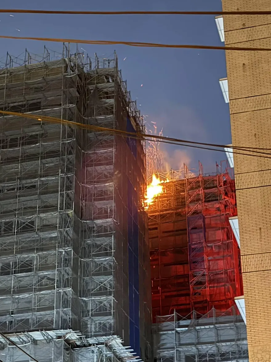 影/屏東基督教醫院新建工地頂樓起火　火勢撲滅、無人傷亡