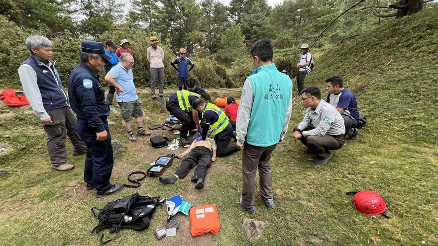 影/台中男獨攀麟趾山突胸悶　接力搶救2小時回天乏術