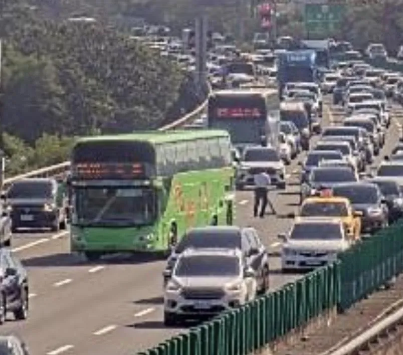 影/國1竹北段統聯客運停路中！釀嚴重紫爆　車速僅14