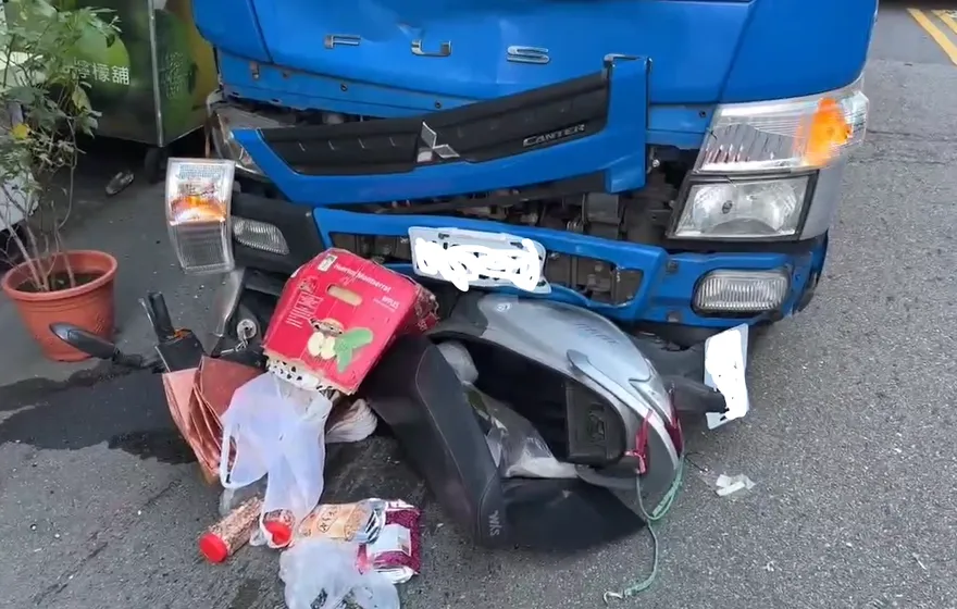 影/一個黑影閃過！台中驚悚車禍　女騎士無生命跡象緊急送醫