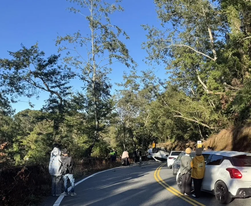 衝武嶺賞日出！南投台14甲汽車自撞「四輪朝天」　4人受傷送醫
