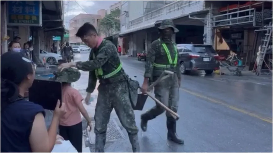 國軍救災「送帽給小女孩」帥氣舉動瘋傳　釣出愛妻發聲了