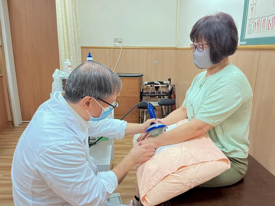 數鈔票也會過勞！宮廟會計「媽媽手」疼痛靠震波治療