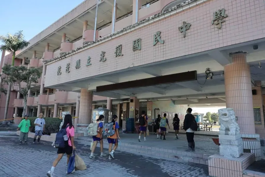 影/花蓮光復7校復課！學生「兩手空空上學」無奈嘆：書包被沖走了