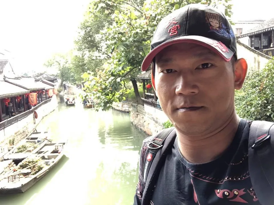 顏正國靈堂遭無良網紅偷拍PO網蹭流量！「鋼鐵爸」火大開轟