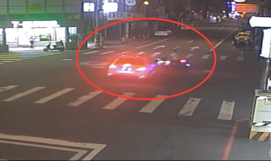 影/苗栗聯大學生騎車遭撞飛命危　機車瞬間爆炸成火球