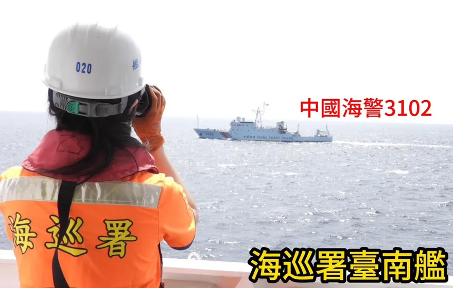 影/雙十國慶遭挑釁！陸海警船暗襲東沙海域　海巡署：今年第30次