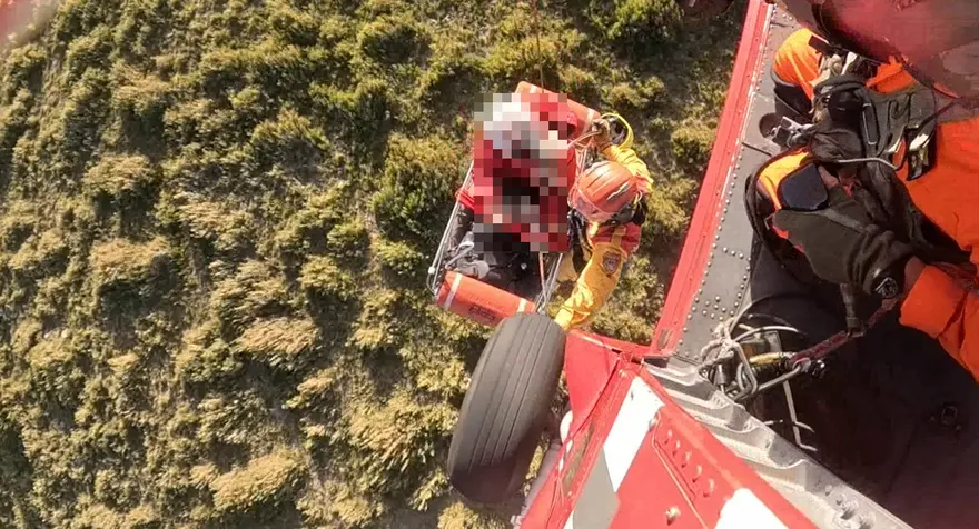 影/台中登山遇險！空勤出動黑鷹「一趟吊掛2人」送醫