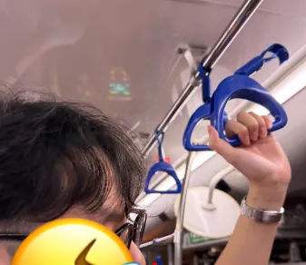 天外奇蹟上演！公車拉環「一扯就斷」　他人飛出、全車嚇傻