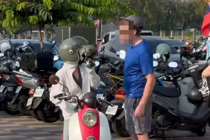 影/台中假日老外當街堵人發飆！網驚：中文怪物現身