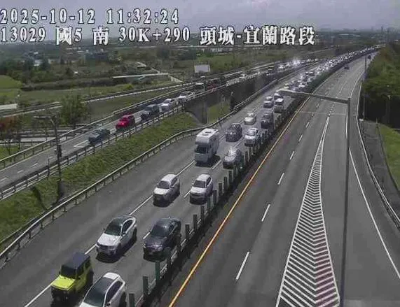 影/紫爆中！國5北上雙十連假「北返停車場」現　車速剩19