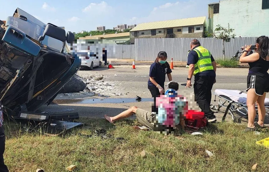 影/出事瞬間！台中向上路「砂石車慘翻」司機慘變血衣男