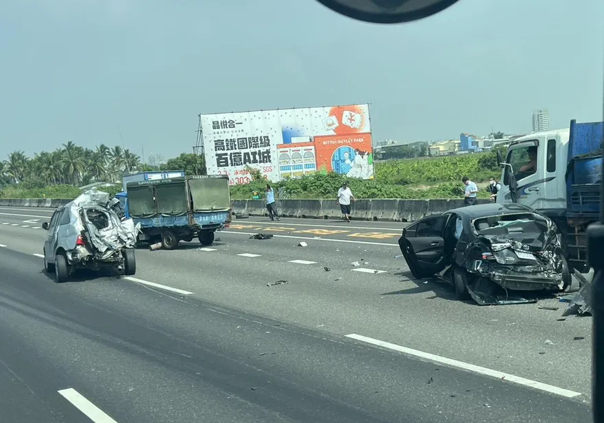 國1重大事故！5大小車追撞「驚見撞成鐵球」至少4傷