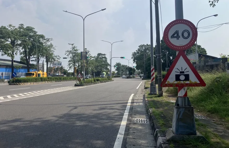 高楠公路樹後抓超速惹民怨！　楠梓警：有擺放取締標誌