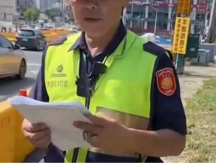 影/總統車隊經過不能錄影？警民爆衝突　警方：柔性勸導