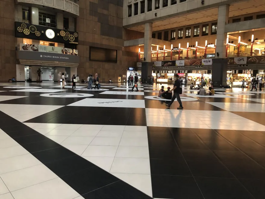 北車驚魂記！他遇怪男硬塞卡片索錢　差點搶走千元鈔