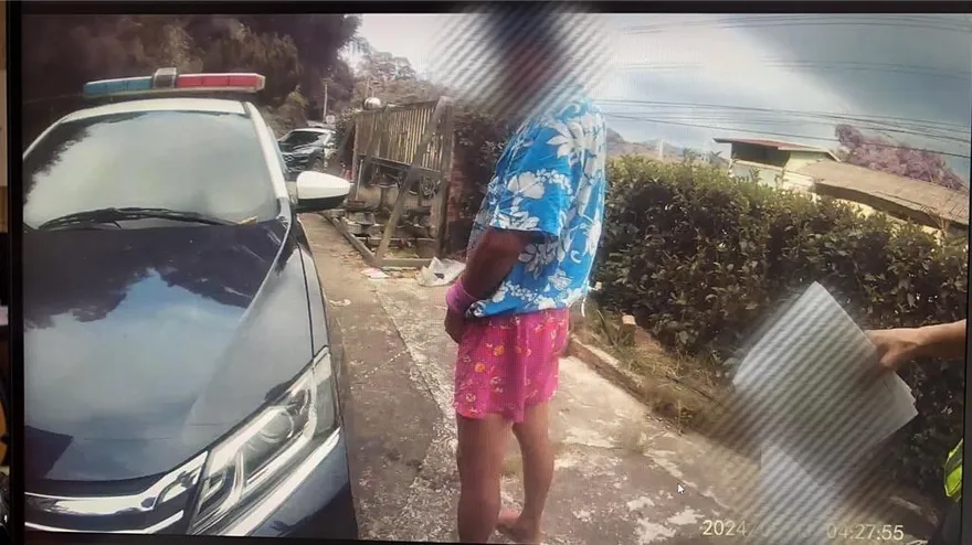 用尿洗車！苗栗男不爽警當眾對警車小便　遭罰6千