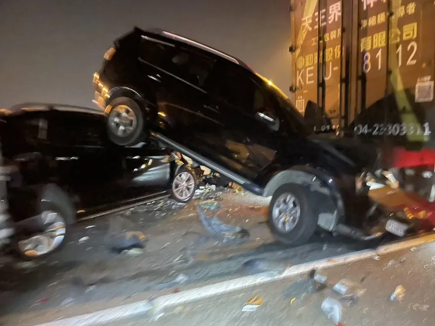 國道3號竹南路段南向嚴重車禍！多車追撞　2人受傷送醫