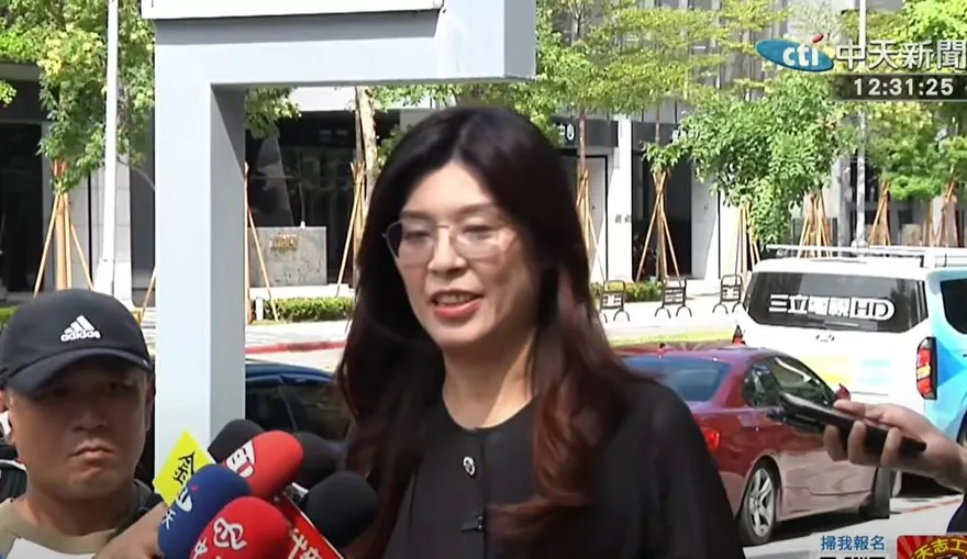 鄭麗文尋求支持！馬英九親贈「世代接棒同行致遠」