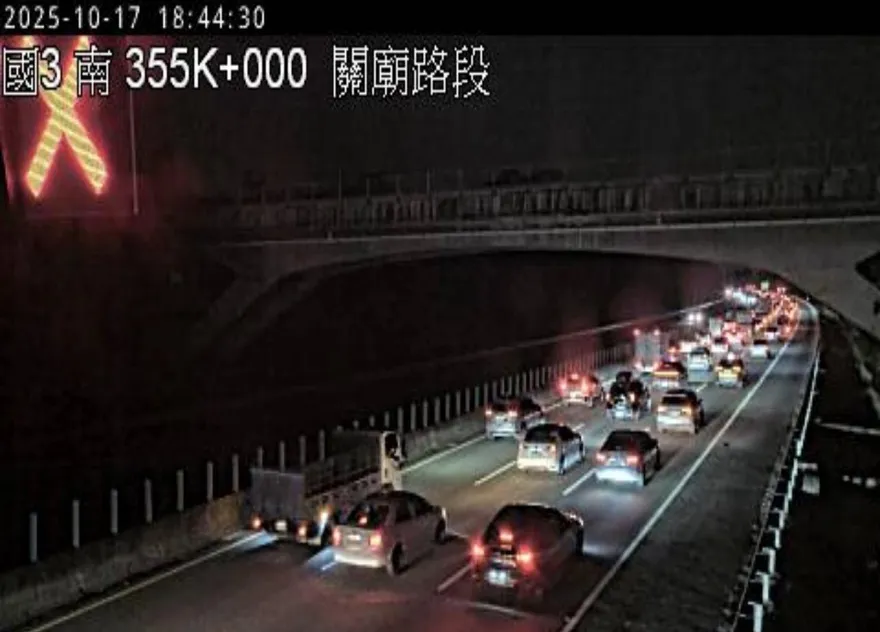 影/週末下班噩耗！國3台南關廟段「追撞紫爆通通卡住」