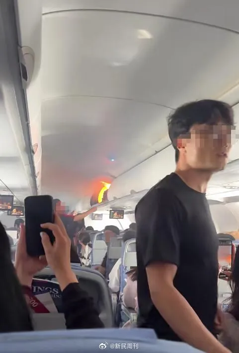 影/砰一聲直接噴火！陸航班空中「行李架狂燒」　又是鋰電池惹禍