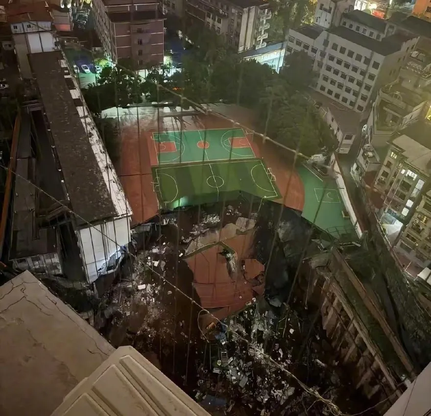 影/湖南學校深夜「半個操場突坍塌」　恐怖巨坑深度達2層樓