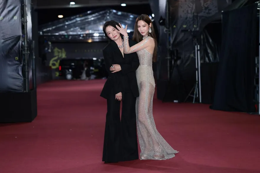 金鐘60/曾莞婷透視裝小褲若隱若現！與謝瓊煖走紅毯打起來了