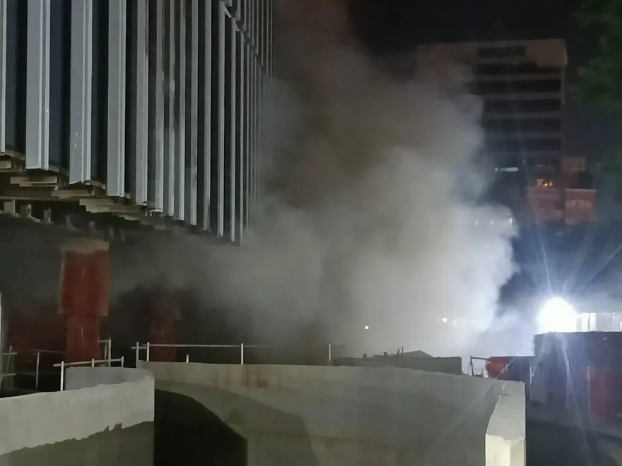 松山機場對面工地傳火警！地下室濃煙竄出