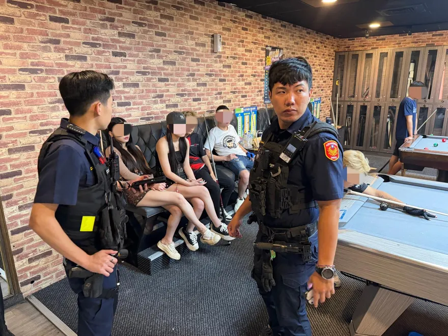 中壢140警雷霆除暴逮獲1馬籍車手 　長腿辣妹超吸睛