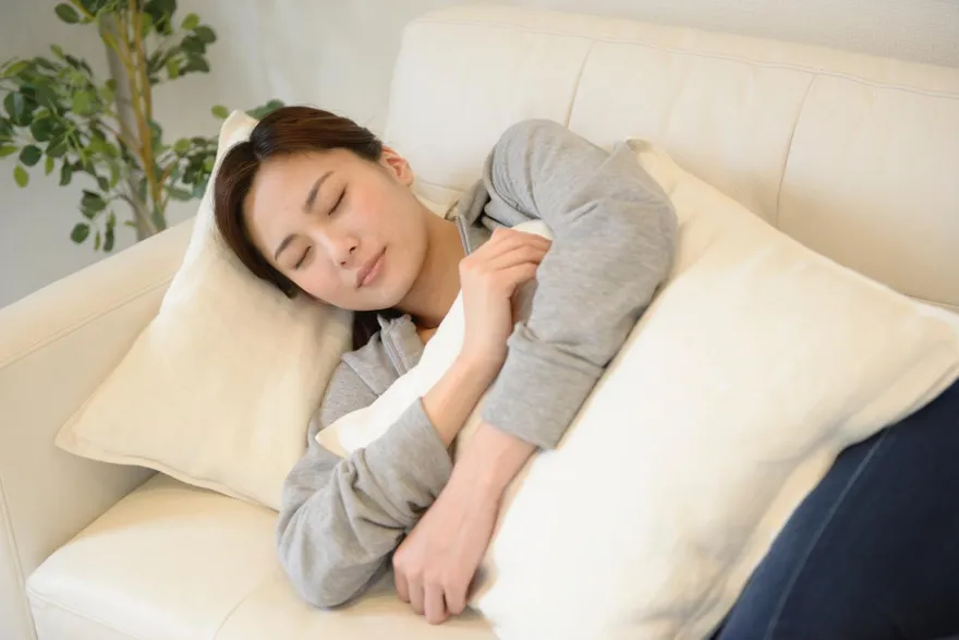 沙發秒睡…床上卻失眠？醫揭「情境聯想」是關鍵