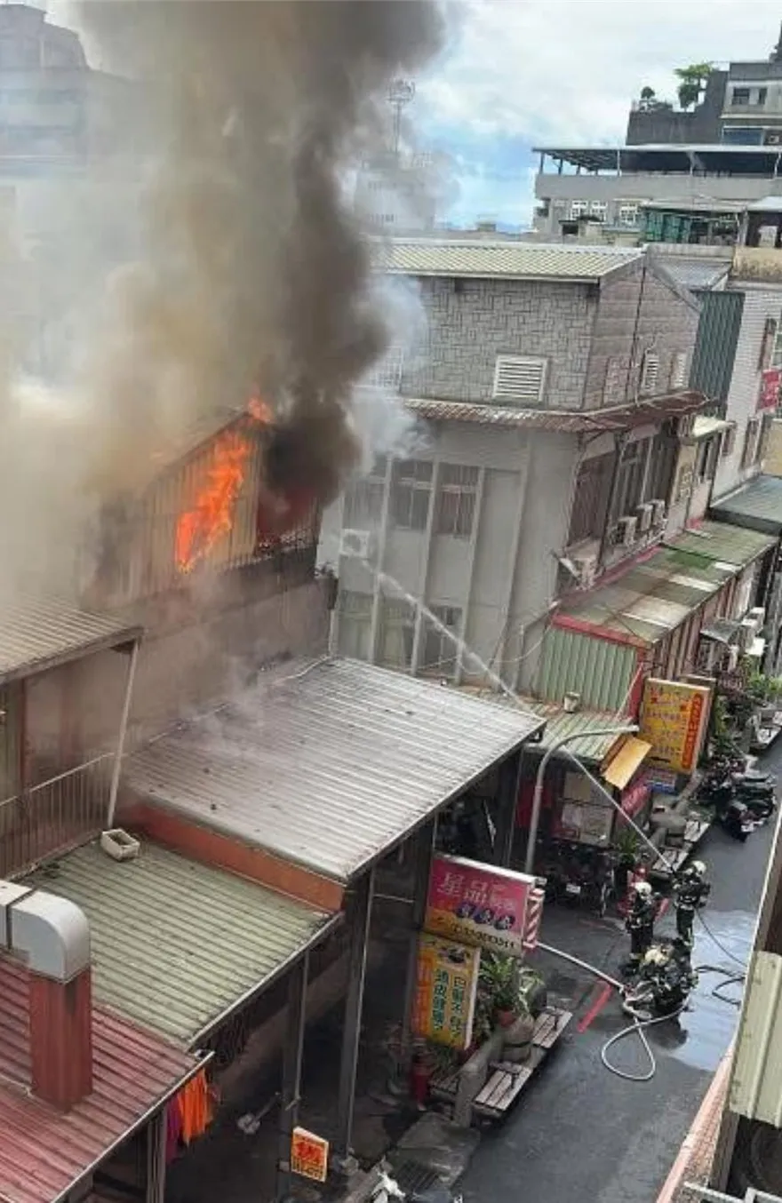 羅東民生市場旁鐵皮屋突燃大火　黑煙竄天幸無傷亡