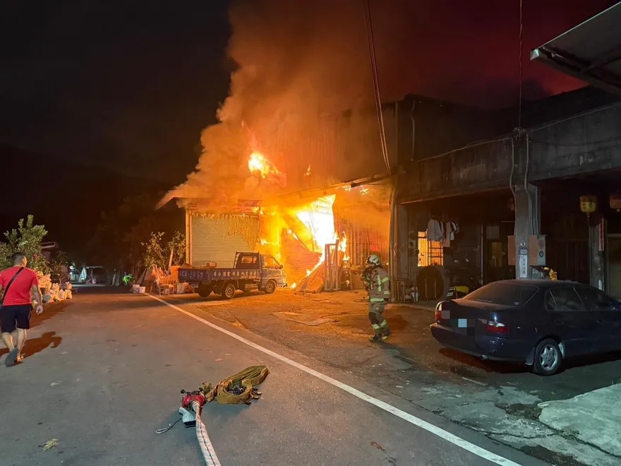 新莊木材倉庫大火！黑煙竄天　消防局急籲民眾緊閉門窗