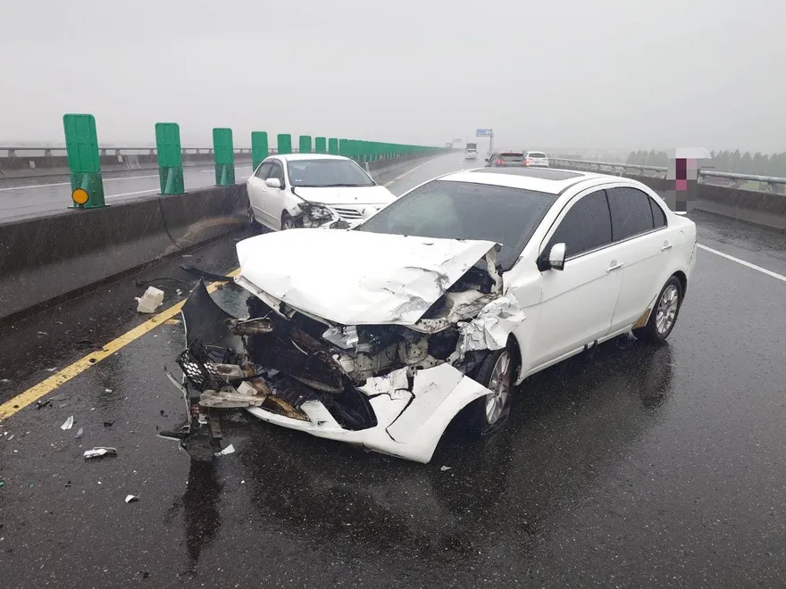 豪雨積水失控！國5蘇澳段白車飄移撞護欄　後方再追撞