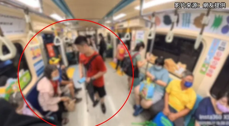 影/暖心！年輕人拄拐杖上車　優先席婦人立刻起身讓座
