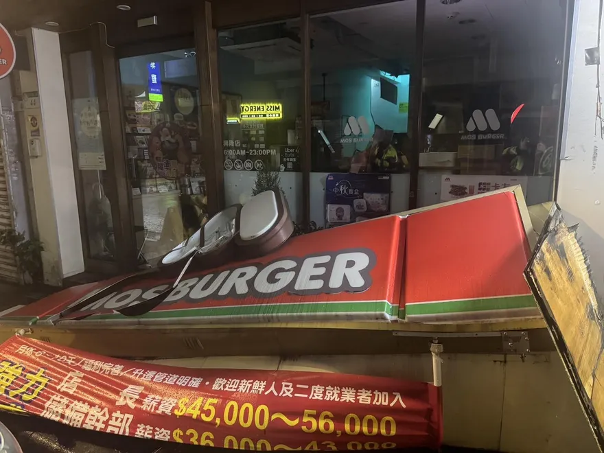「風神」肆虐最新災情！北市文山區「漢堡店招牌砸落毀3車」