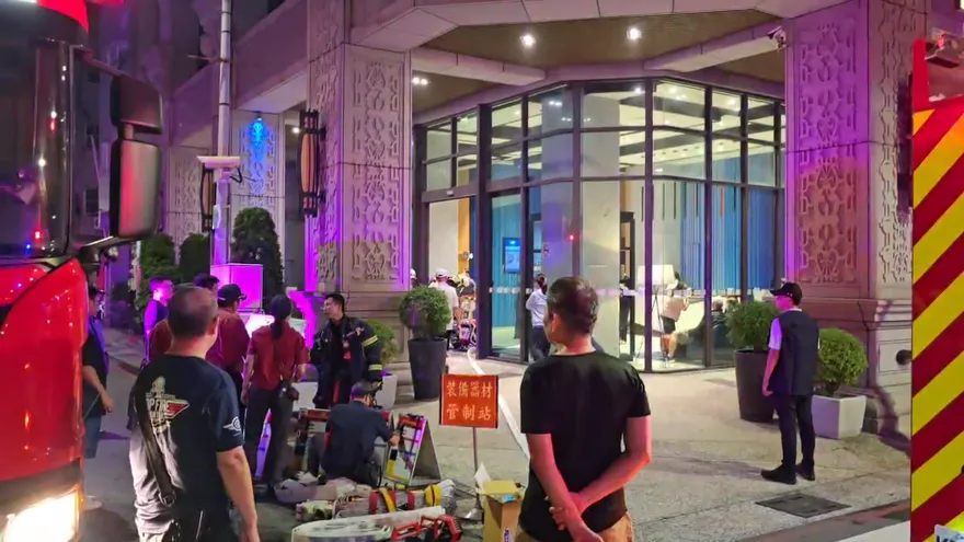 影/逃命直擊！高雄驚傳「飯店大火」！全棟118人急疏散