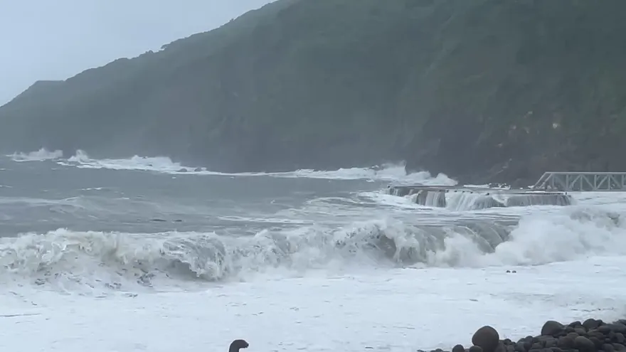 影/風神發狠「掀長浪撲岸邊」！龜山島「緊急封島3天」