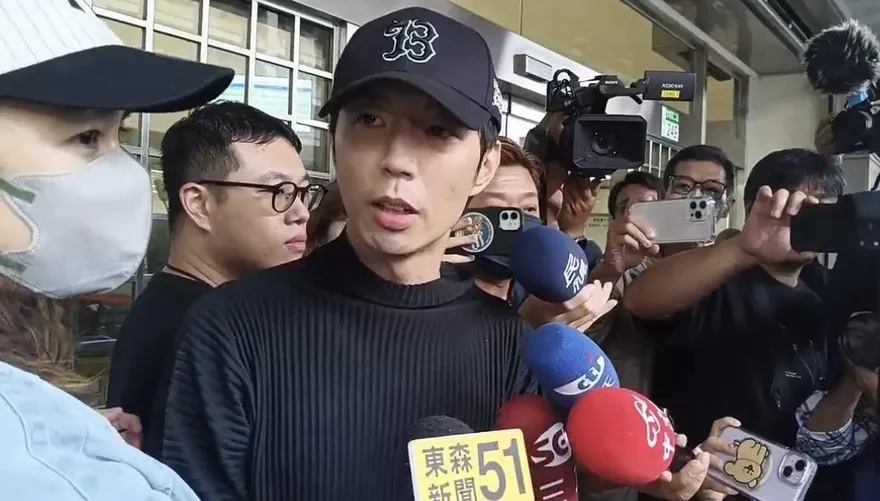 影/棒棒堂「小杰」35萬交保　新北檢門口脫口罩道歉