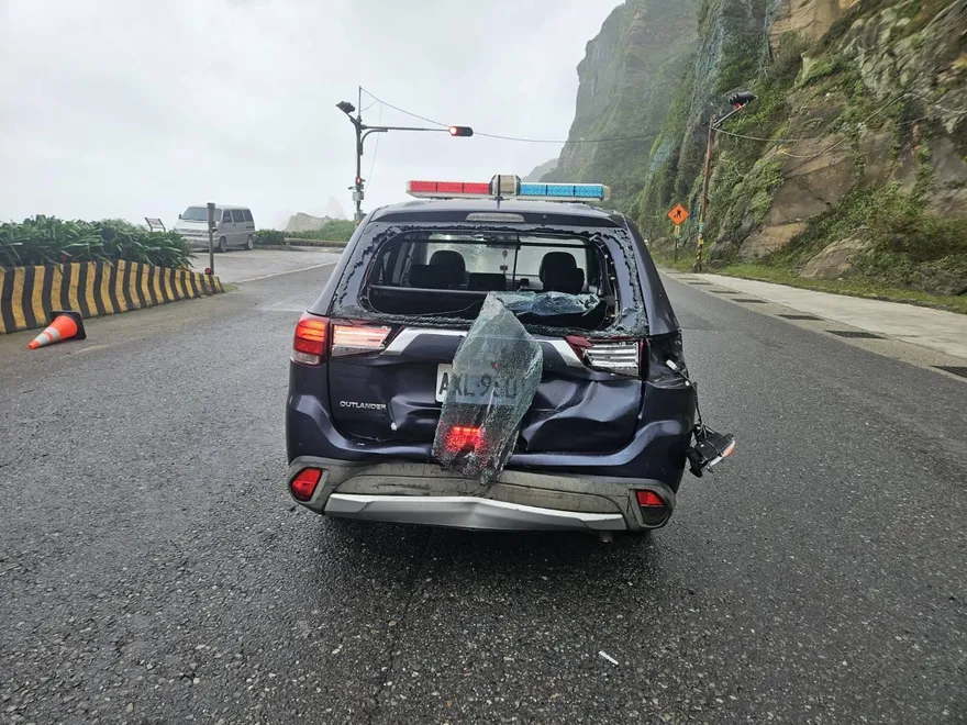 天雨路滑？瑞芳警車停等紅燈遭曳引車追尾　車尾全撞爛